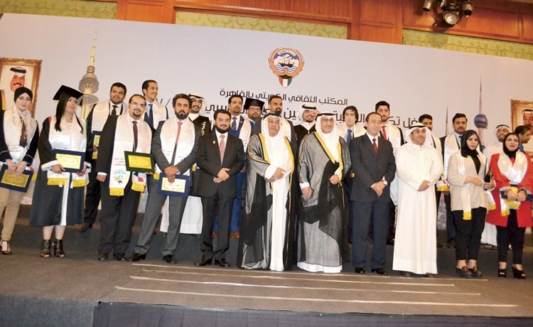النائب د.محمد الحويلة ود.محمد الفارس والسفير محمد الذويخ خلال تكريم الطلبة﻿