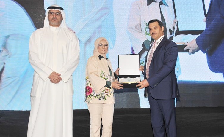د.جمال الحربي مكرما إحدى المشاركات في الملتقى﻿
