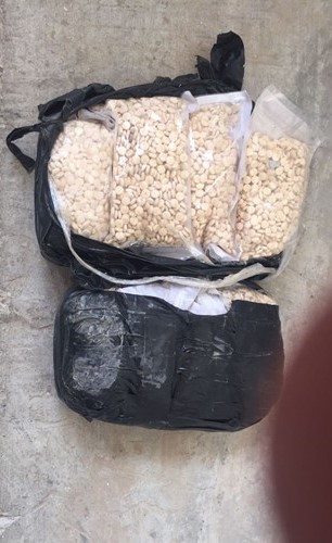 ٢٤ ألف حبة أخفيت في مخبأ سري أسفل الإطار الأمامي ﻿