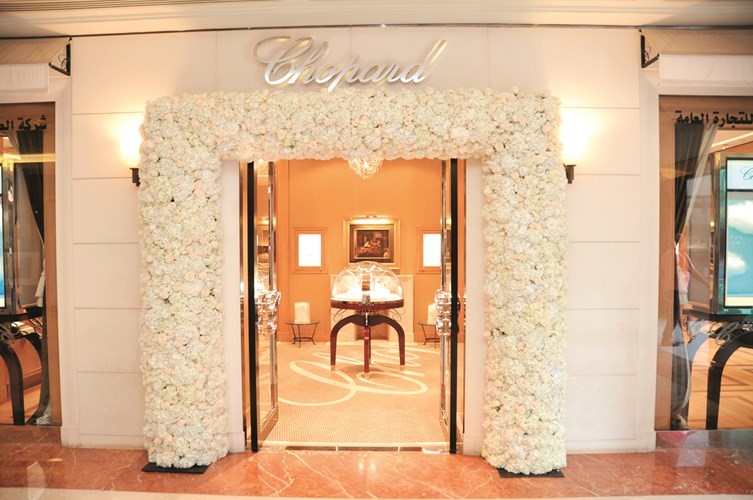 مجوهرات شوبارد تزينت بالورود(عادل سلامة)﻿