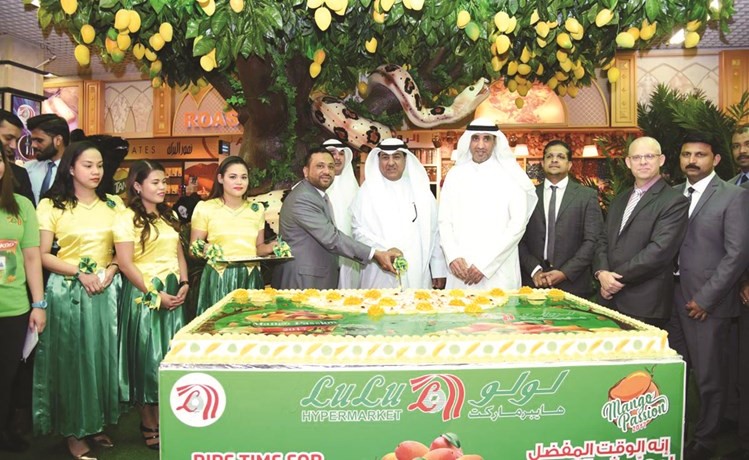 مشاركة بقطع كيكة الحفل﻿