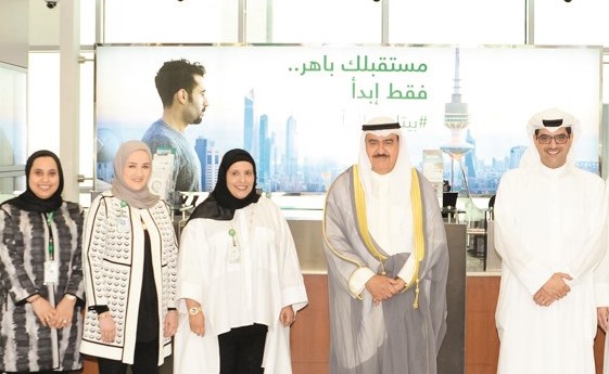 محافظ العاصمة ومازن الناهض مع موظفات فرع السيدات﻿