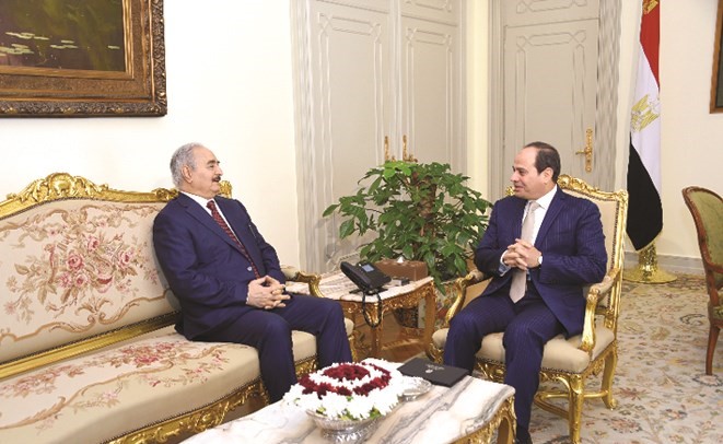 الرئيس عبد الفتاح السيسي مستقبلا المشير خليفة حفتر (ا.ف.پ)﻿