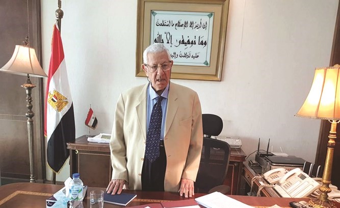 مكرم محمد احمد بمكتبه خلال مقابلة الأنباء﻿