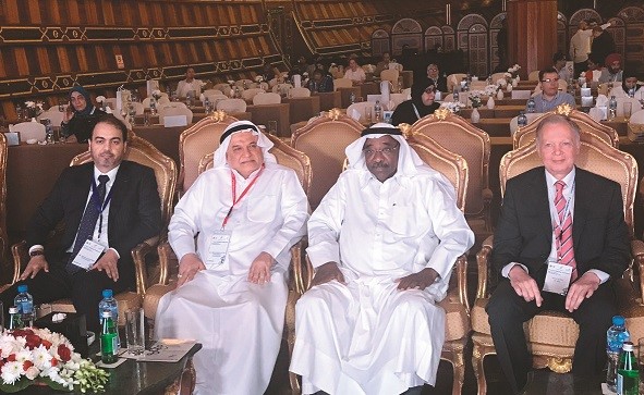   د.محمد الخشتي ود.عبدالنبي العطار في مقدمة الحضور 