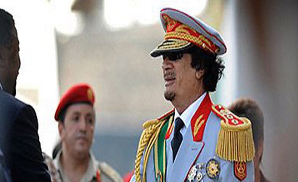 بالصور.. ظهور قيادات نظام معمر القذافي بالملابس الحمراء المخصصة للمحكومين بالإعدام