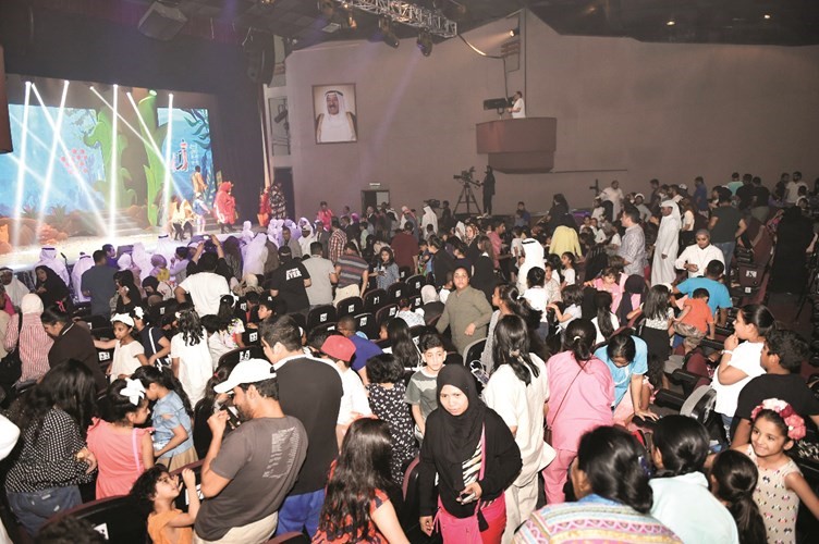 حضور كبير في افتتاح المهرجان بمسرح الدسمة﻿