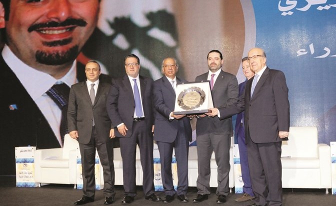 الشيخ محمد الجراح مكرما سعد الحريري﻿