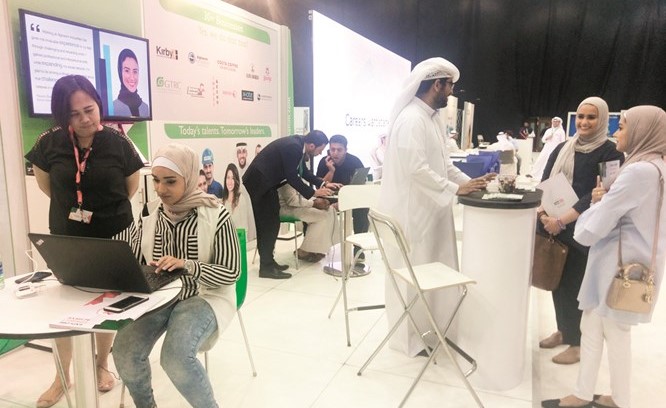 طلبة جامعة الشرق الأوسط الأمريكية في جناح صناعات الغانم﻿