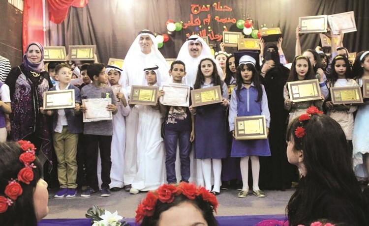 مراقب المدارس العربية خالد المشعان ومديرة المدرسة فاطمة العنزي ومنال عبدالهادي في صورة تذكارية مع عدد من المكرمين﻿