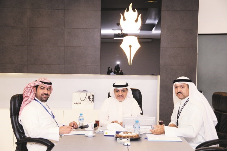 د.خليل عبدالله مع سكرتير تحرير الشؤون البرلمانية الزميل حسين الرمضان والزميل بدر السهيل﻿
