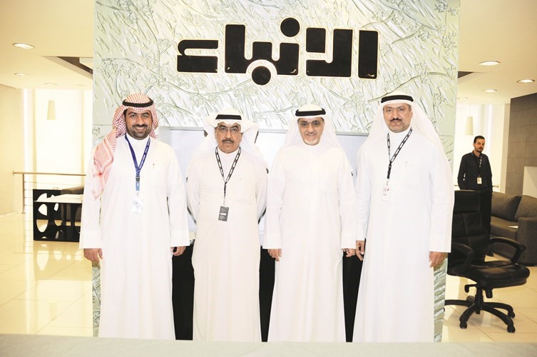 د.خليل عبدالله متوسطا نائب رئيس التحرير الزميل عدنان الراشد والزميلين حسين الرمضان وبدر السهيل	(فريال حماد)﻿