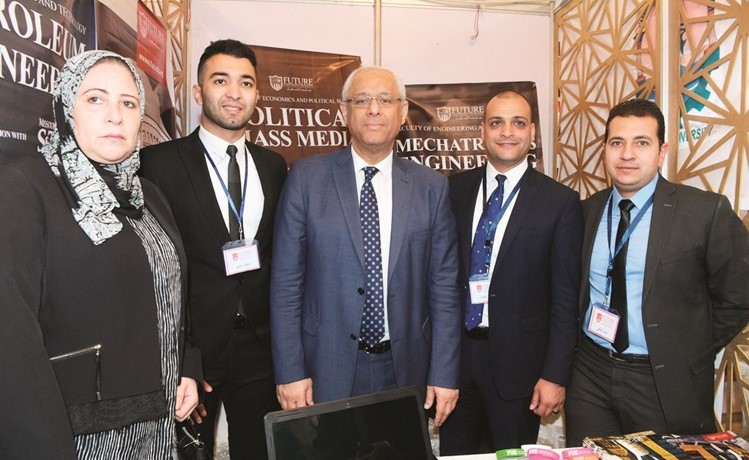 السفير ياسر عاطف مع محمد عثمان وأحمد لطفي ومحمد محيي في جناح جامعة المستقبل﻿