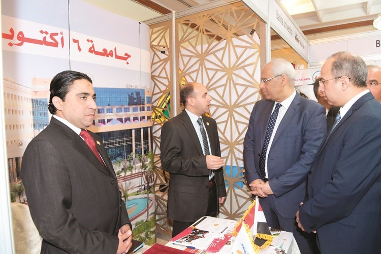 السفير ياسر عاطف يستمع لشرح عن جامعة 6 أكتوبر﻿