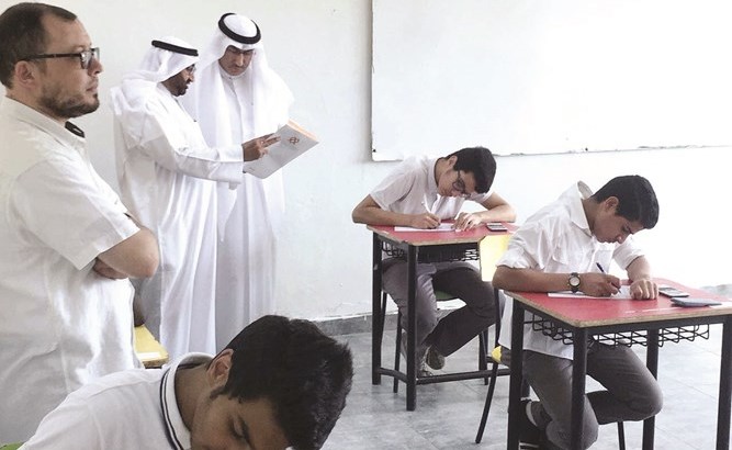  الفارس خلال تفقده إحدى لجان اختبارات الثانوية العامة﻿