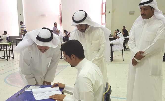 وليد بن غيث في حديث مع أحد الطلبة عن الامتحان ﻿