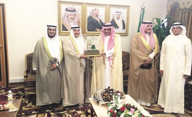 خليف الأذينة خلال اللقاء مع د. محمد صالح بن طاهر ﻿