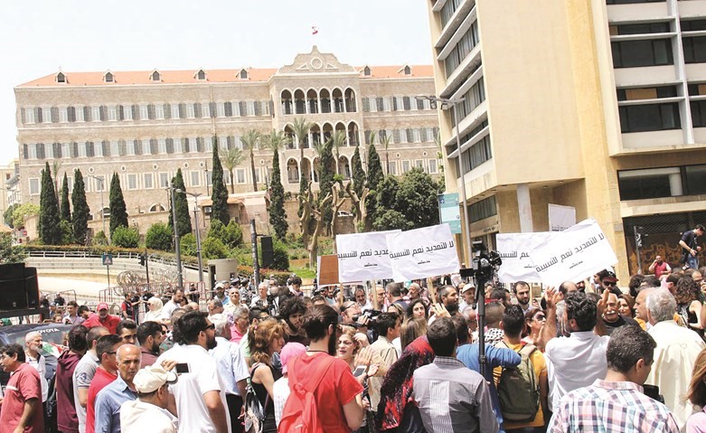 اعتصام للحراك المدني امام البرلمان للمطالبة بتحديد موعد الانتخابات وإقرار قانون النسبية	(محمود الطويل)﻿