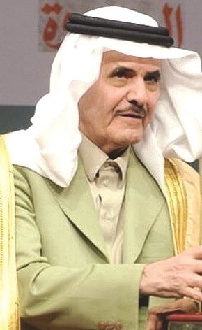 الراحل تركي السديري خلال تسلمه احدى الجوائز التقديرية﻿