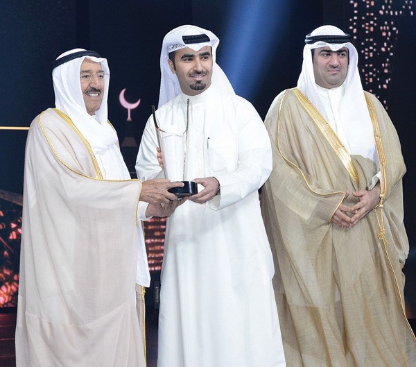 صاحب السمو خلال تكريم احد الفائزين ﻿