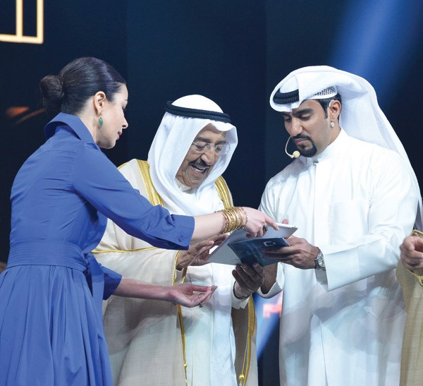 صاحب السمو الامير الشيخ صباح الاحمد خلال تدشين فعاليات الكويت عاصمة الشباب العربي 2017 بحضور الشيخة الزين الصباح ومحمد المساعيد﻿