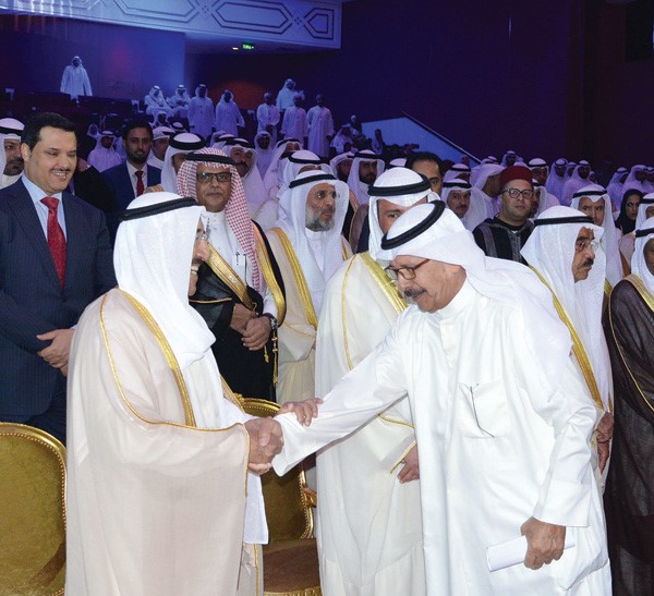 صاحب السمو مصافحا الاعلامي محمد المسند﻿