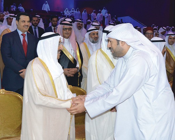 سمو الامير مصافحا المخرج د. علي حسن ﻿