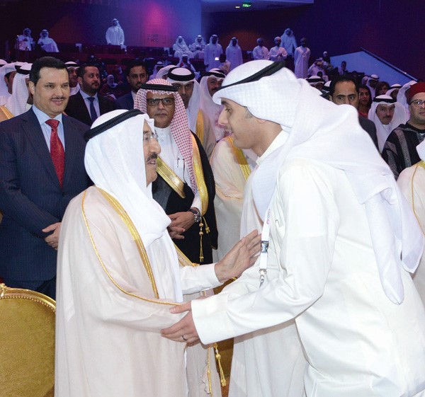 صاحب السمو مصافحا ناصر العرفج ﻿