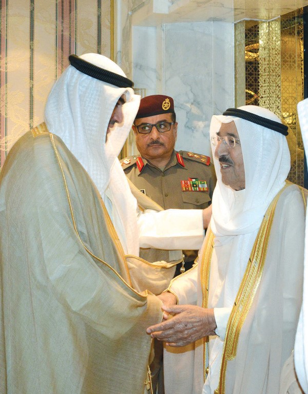 صاحب السمو الامير مصافحا الوزير خالد الروضان ﻿