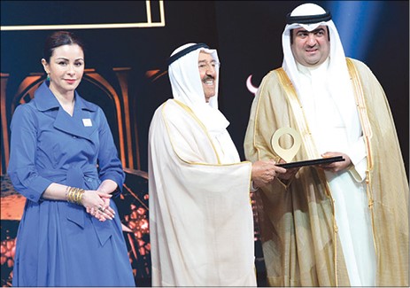 صاحب السمو الامير الشيخ صباح الاحمد يتسلم هدية تذكارية من الوزير خالد الروضان بحضور الشيخة الزين الصباح