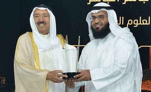  ﻿صاحب السمو مكرما احد المشاركين ﻿