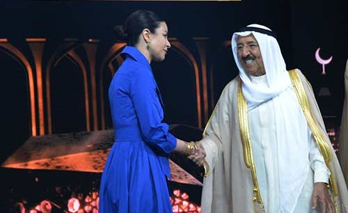  ﻿صاحب السمو مصافحا الشيخة الزين الصباح ﻿