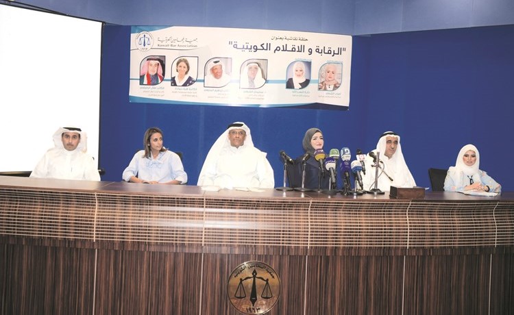 أطياب الشطي ود.سليمان الشطي ودانة النصر الله وإبراهيم المليفي وهبة حمادة وطلال الرميضي خلال الحلقة النقاشية(محمد هاشم) ﻿