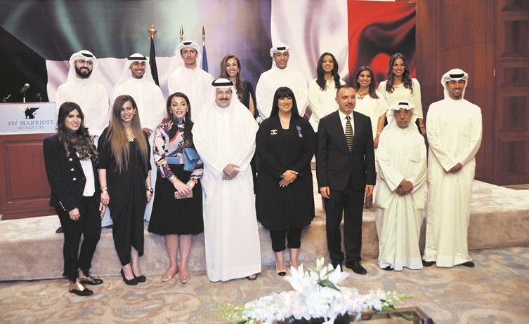 السفير نخلة وعائشة الفارس وعدد من المشاركين في الحفل﻿