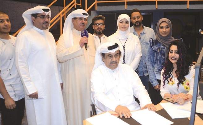 وكيل الاذاعة الشيخ فهد المبارك يدلي بتصريح للتلفزيون بحضور مدير البرنامج العام سعد الفندي واسرة مسلسل عزوبي المول﻿