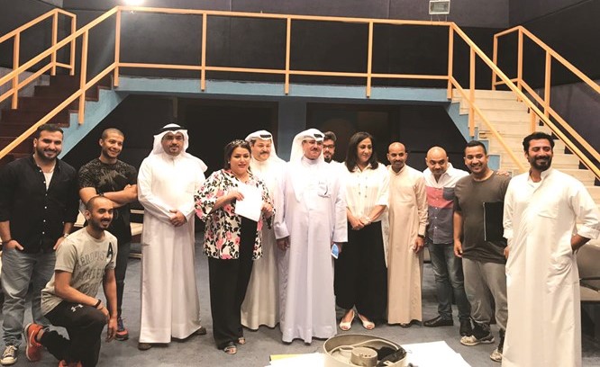 الشيخ فهد المبارك وسعد الفندي مع فريق مسلسل عودة جحا﻿