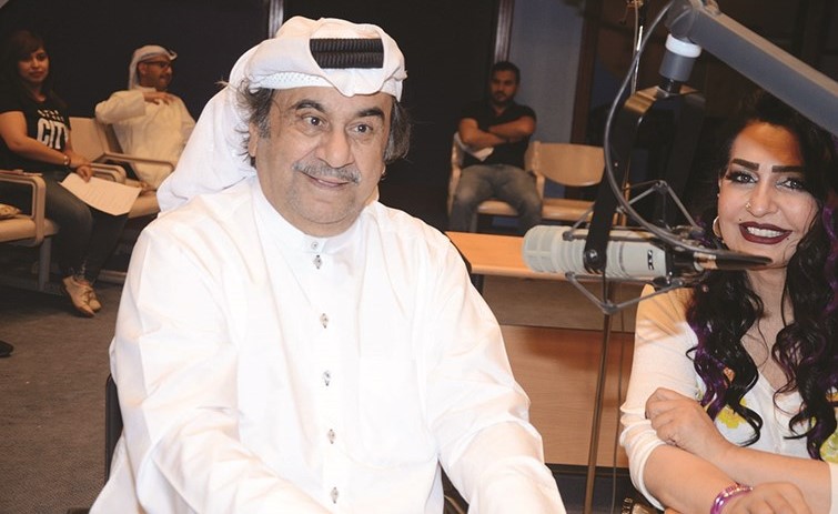 العملاق عبدالحسين عبدالرضا مع الفنانة الاماراتية هدى الخطيب اثناء تسجيل المسلسل ﻿