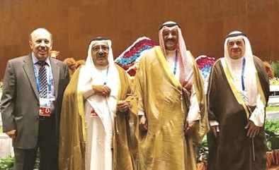 الشيخ ناصر صباح الأحمد مع الوفد المشارك(كونا)﻿