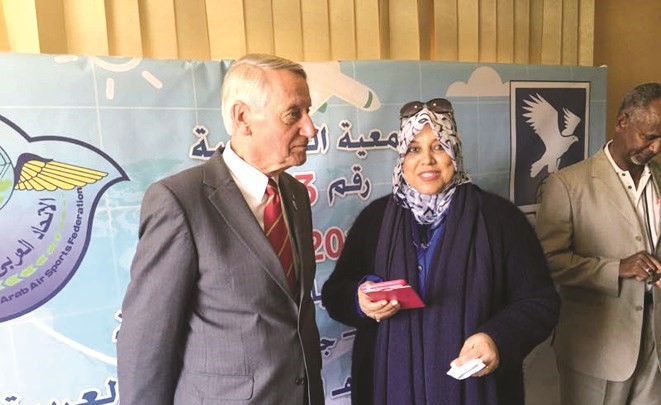 فريتس برينك يتحدث للزميلة هناء السيد ﻿