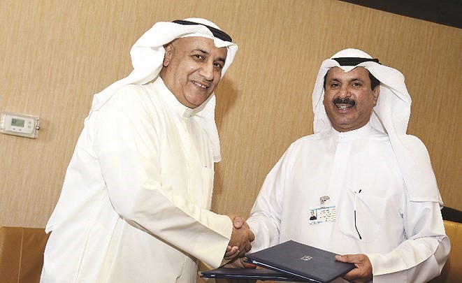 د.أحمد الأثري خلال توقيع الاتفاقية مع صلاح الفليج﻿