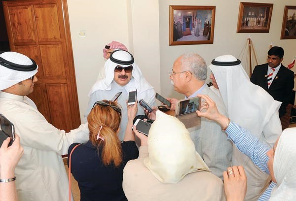 خالد الجارالله متحدثا للصحافيين على هامش ندوة «تطور حقوق المرأة في الكويت»
