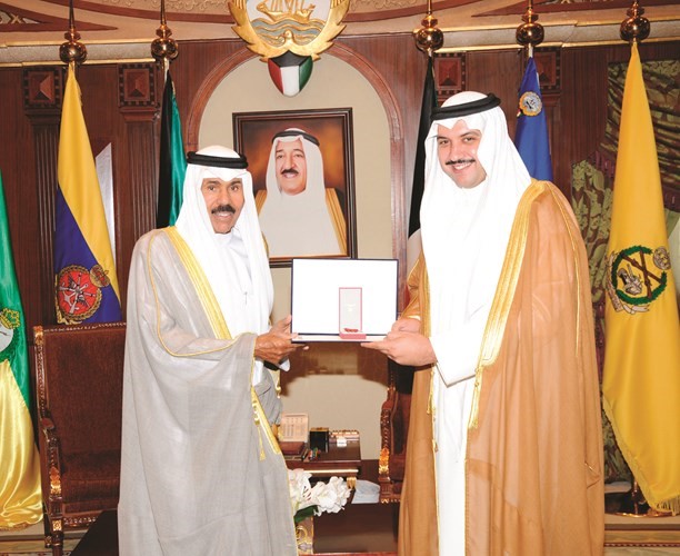 سمو ولي العهد الشيخ نواف الأحمد مستقبلا الشيخ مبارك العبدالله ﻿