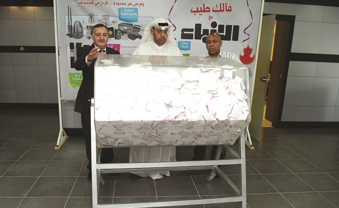 ممثل التجارة عبدالعزيز أشكناني أثناء السحب(ريليش كومار)﻿