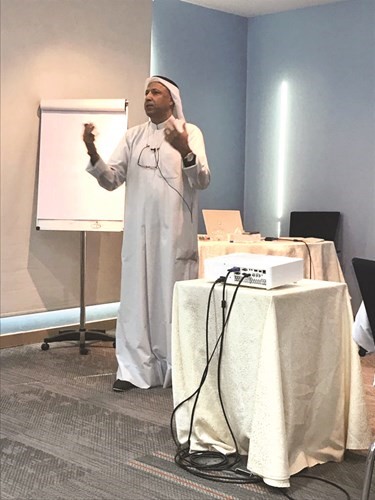 د.عدنان السلطان اثناء القاء محاضرته ﻿