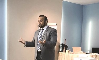 المستشار الإداري د.ناصر الفريح اثناء القاء المحاضرة﻿