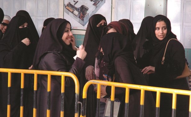  جانب من مشاركة المرأة في الإدلاء بصوتها في الانتخابات البلدية التكميلية ﻿