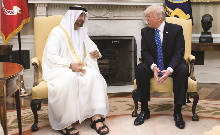 الرئيس الأميركي دونالد ترامب وصاحب السمو الشيخ محمد بن زايد آل نهيان ولي عهد أبوظبي نائب القائد الأعلى للقوات المسلحة بدولة الامارات خلال مباحثاتهما امس(ا.ف.پ)﻿