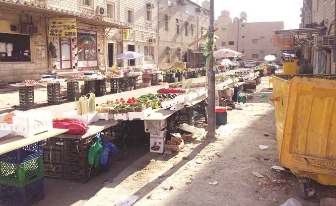كميات من الخضار والفواكه تمت مصادرتها اثناء الجولة﻿