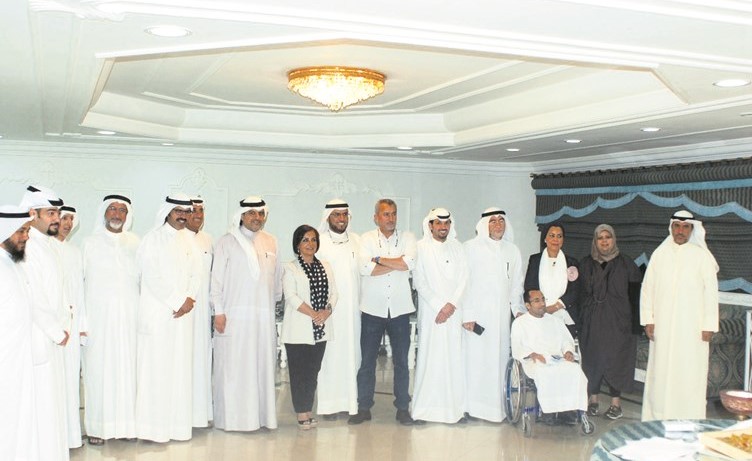 الزميل ماضي الخميس متوسطا ممثلي الجمعيات ومنظمات المجتمع المدني المشاركين في الاجتماع﻿
