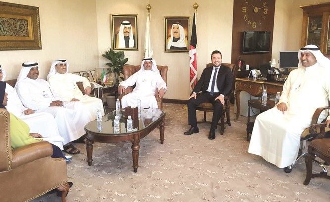 د.أحمد الأثري مستقبلا وفد بنك بوبيان﻿